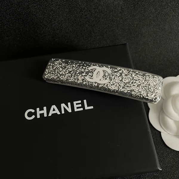 セレブ多数愛用シャネル スーパーコピー CCロゴ ヘアクリップ shw99651