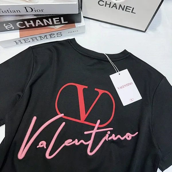 【大特価】ヴァレンティノ 贋物 エンブロイダリー Vロゴ 半袖 Tシャツ Vul76753