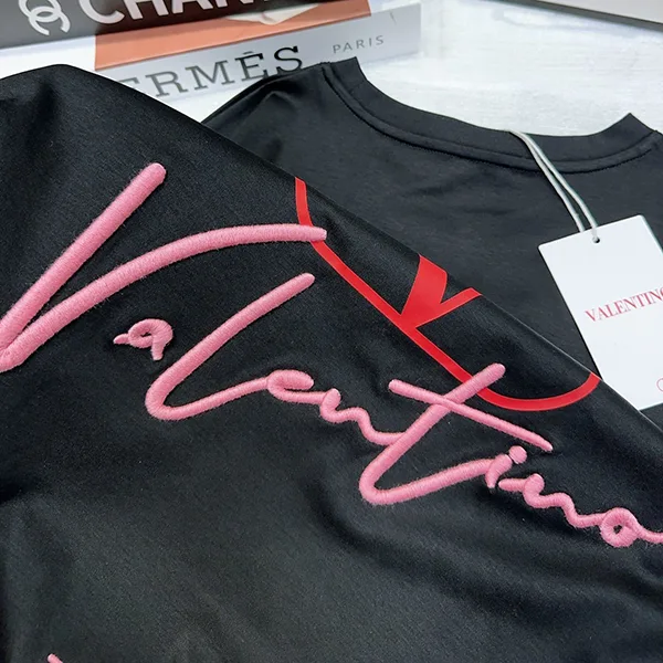 【大特価】ヴァレンティノ 贋物 エンブロイダリー Vロゴ 半袖 Tシャツ Vul76753