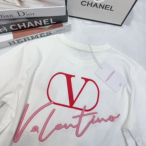 おすすめヴァレンティノ レプリカ エンブロイダリー Vロゴ 半袖 Tシャツ Vuv37678