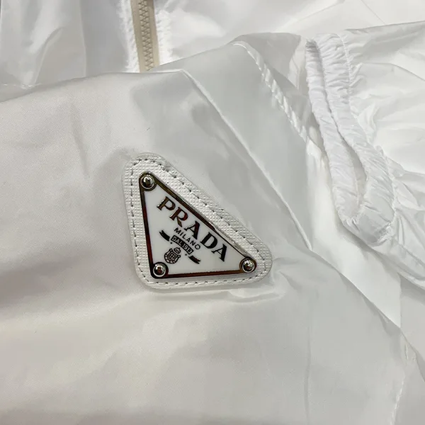 新デザインプラダ 偽物 Re-Nylon スタンドカラー ブルゾン ジャケット puh15343