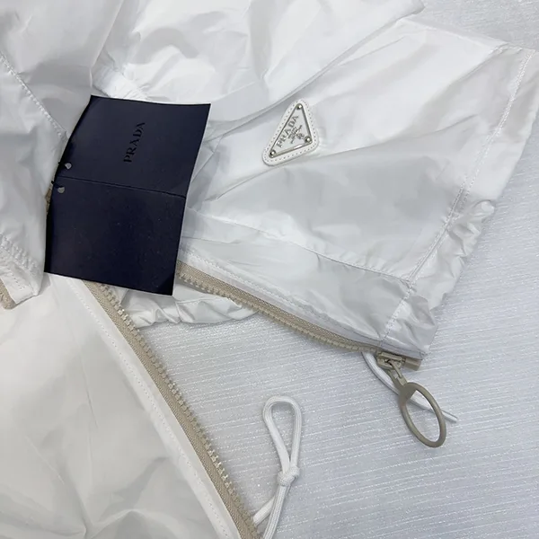 新デザインプラダ 偽物 Re-Nylon スタンドカラー ブルゾン ジャケット puh15343