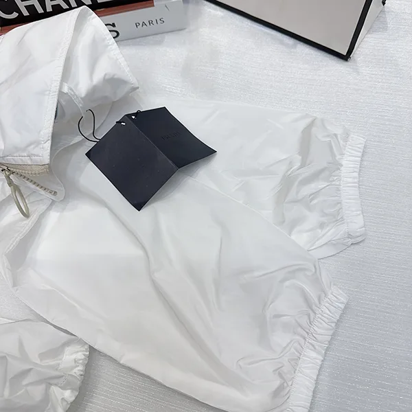 新デザインプラダ 偽物 Re-Nylon スタンドカラー ブルゾン ジャケット puh15343