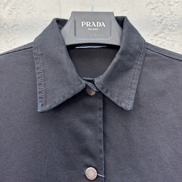 目を惹くカラー プラダ コピー商品 Denim shirt ブラック デニムシャツ puf83081