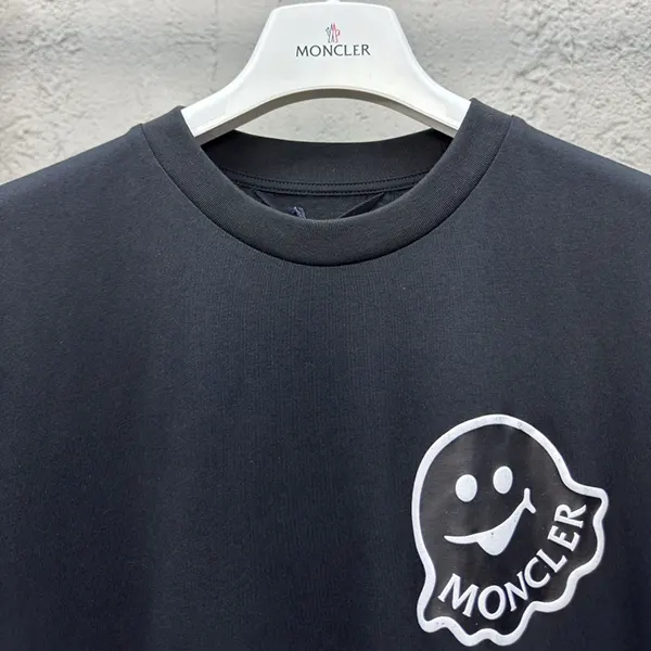 送料込 モンクレール 激安 Cartoon ロゴ入りコットンTシャツ mot68005