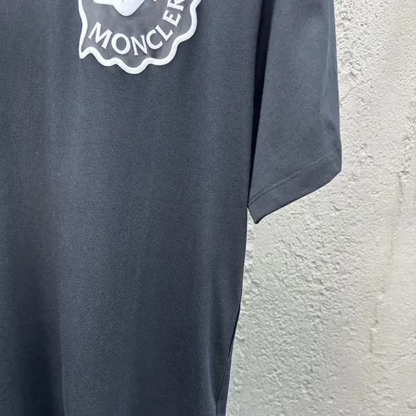 送料込 モンクレール 激安 Cartoon ロゴ入りコットンTシャツ mot68005