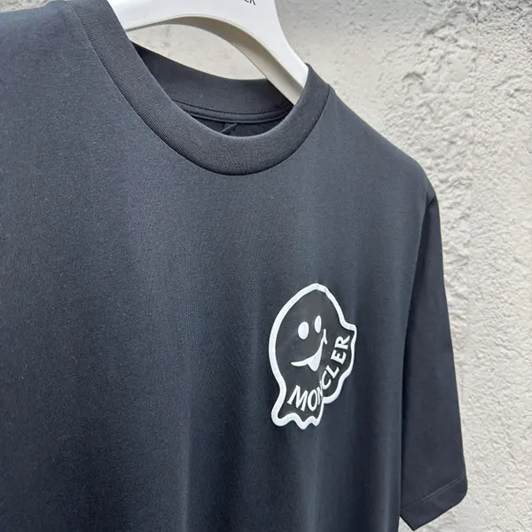 送料込 モンクレール 激安 Cartoon ロゴ入りコットンTシャツ mot68005