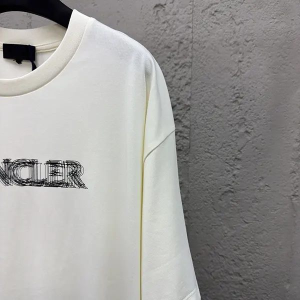 素敵な モンクレール Tシャツ 偽物 半袖 ロゴ moy06992