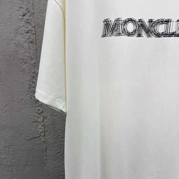 素敵な モンクレール Tシャツ 偽物 半袖 ロゴ moy06992