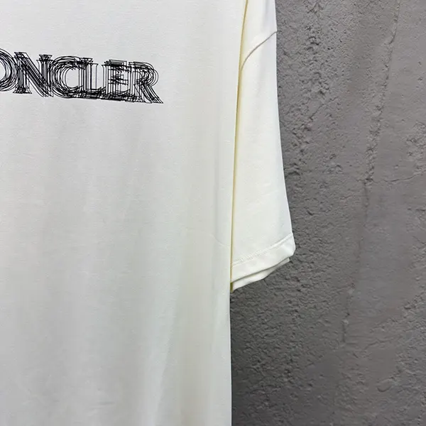 素敵な モンクレール Tシャツ 偽物 半袖 ロゴ moy06992