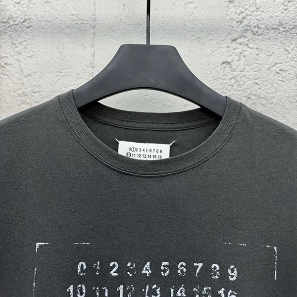 最新でオシャレ メゾン マルジェラ n級品 ロゴ クルーネックTシャツ Maa40504