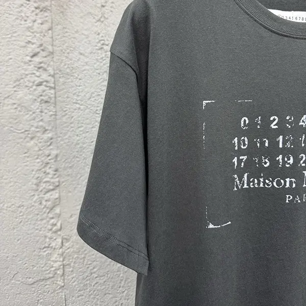 最新でオシャレ メゾン マルジェラ n級品 ロゴ クルーネックTシャツ Maa40504