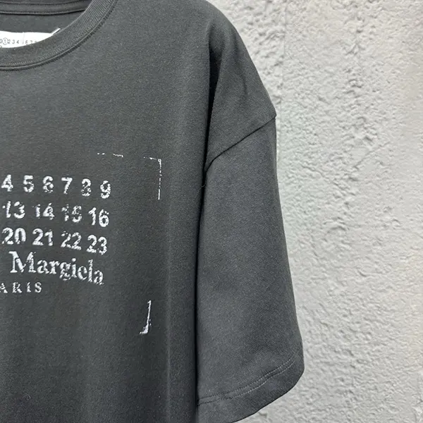 最新でオシャレ メゾン マルジェラ n級品 ロゴ クルーネックTシャツ Maa40504