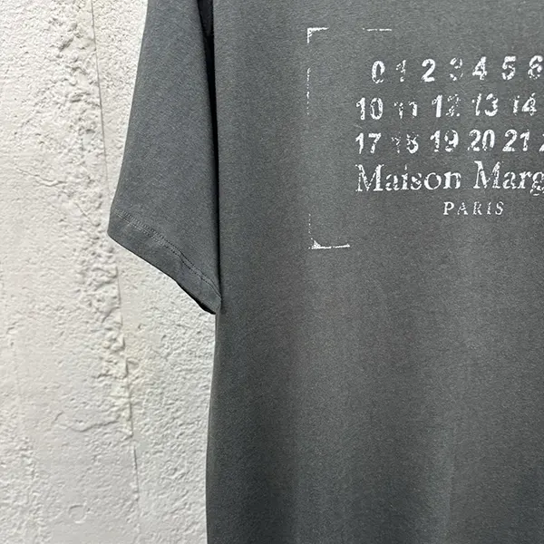 最新でオシャレ メゾン マルジェラ n級品 ロゴ クルーネックTシャツ Maa40504