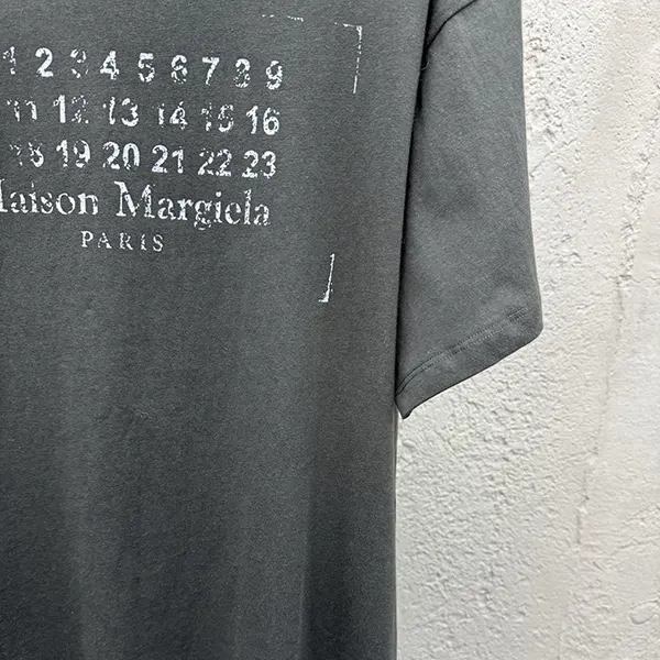最新でオシャレ メゾン マルジェラ n級品 ロゴ クルーネックTシャツ Maa40504