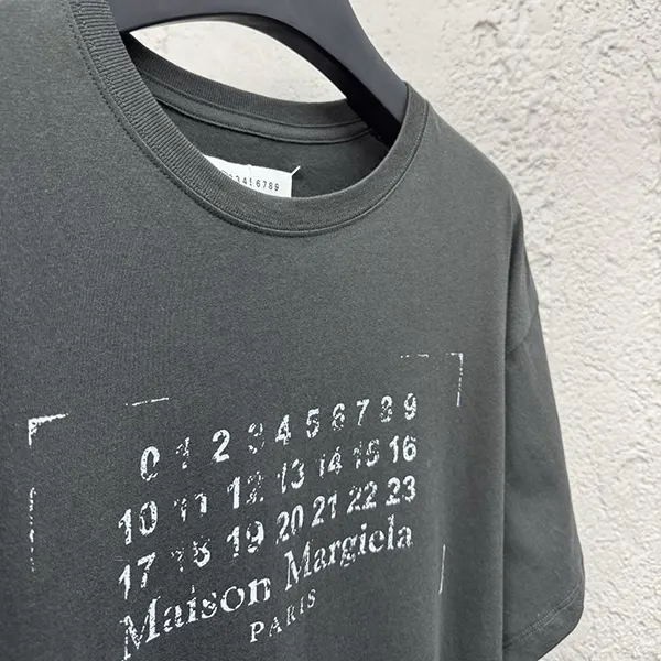 最新でオシャレ メゾン マルジェラ n級品 ロゴ クルーネックTシャツ Maa40504