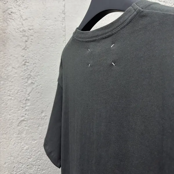 最新でオシャレ メゾン マルジェラ n級品 ロゴ クルーネックTシャツ Maa40504