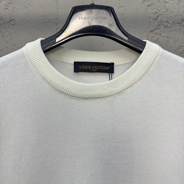 希少 ルイヴィトン エンボスLV Tシャツ コピー vug23653