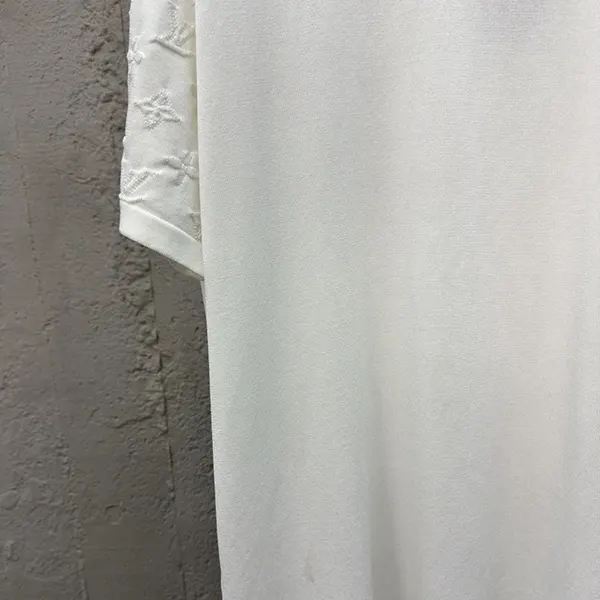 希少 ルイヴィトン エンボスLV Tシャツ コピー vug23653