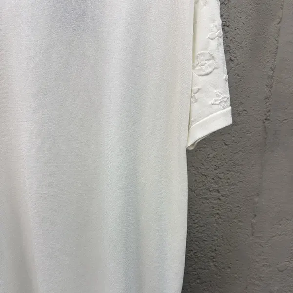 希少 ルイヴィトン エンボスLV Tシャツ コピー vug23653