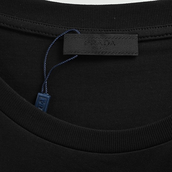 n級 おすすめ プラダ ロゴ ブラック コットン Tシャツ コピー UJN8151052
