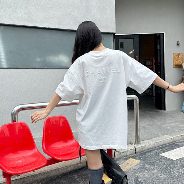 n級品 シャネル 半袖 Tシャツ 偽物 ホワイト クルーネック ロゴ 刺繍 shl06943