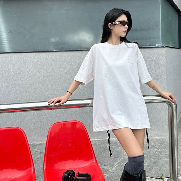 n級品 シャネル 半袖 Tシャツ 偽物 ホワイト クルーネック ロゴ 刺繍 shl06943