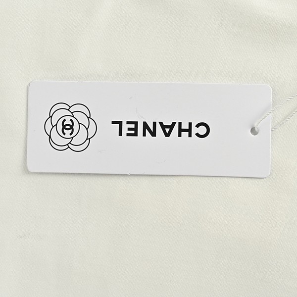 n級品 シャネル 半袖 Tシャツ 偽物 ホワイト クルーネック ロゴ 刺繍 shl06943