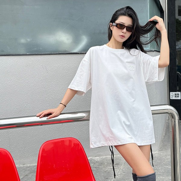 n級品 シャネル 半袖 Tシャツ 偽物 ホワイト クルーネック ロゴ 刺繍 shl06943