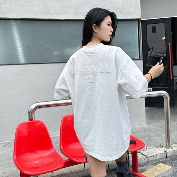 n級品 シャネル 半袖 Tシャツ 偽物 ホワイト クルーネック ロゴ 刺繍 shl06943