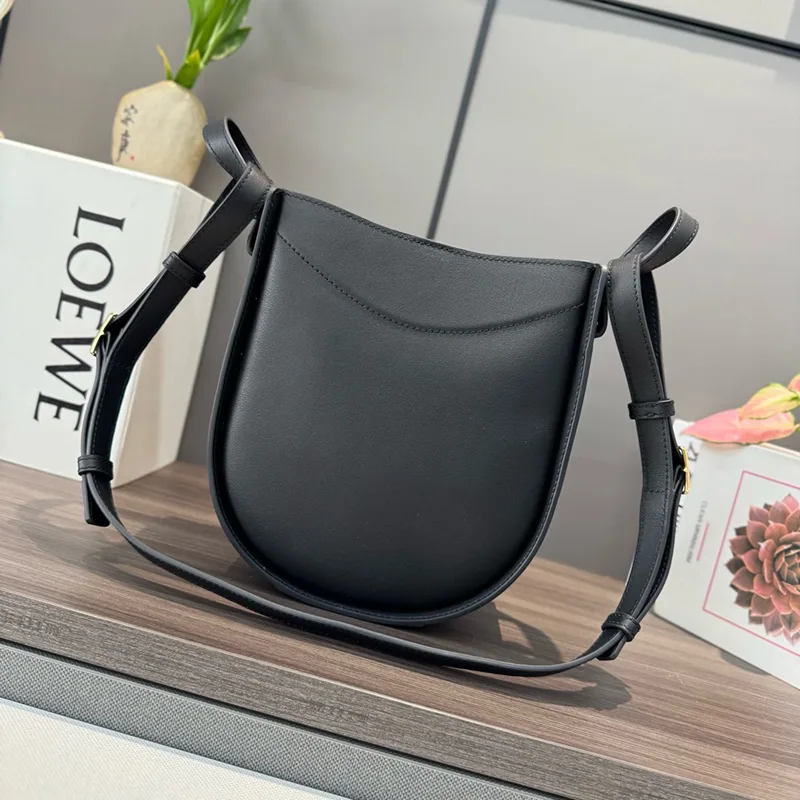 激安価格!ロエベ パチモン ハンモック スライスバッグ シャイニーカーフ loq64219