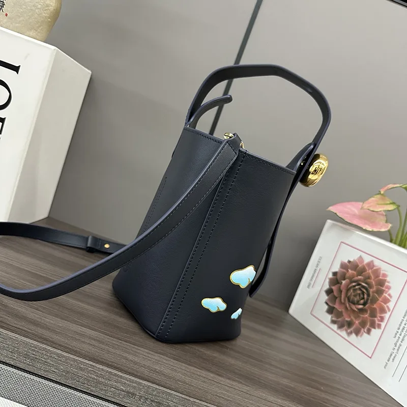 お洒落ロエベ ペブル バケットバッグ スーパーコピー ミニ ナパカーフ loe26895