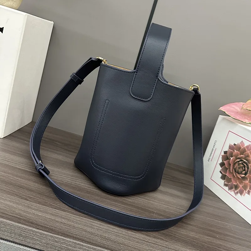 お洒落ロエベ ペブル バケットバッグ スーパーコピー ミニ ナパカーフ loe26895