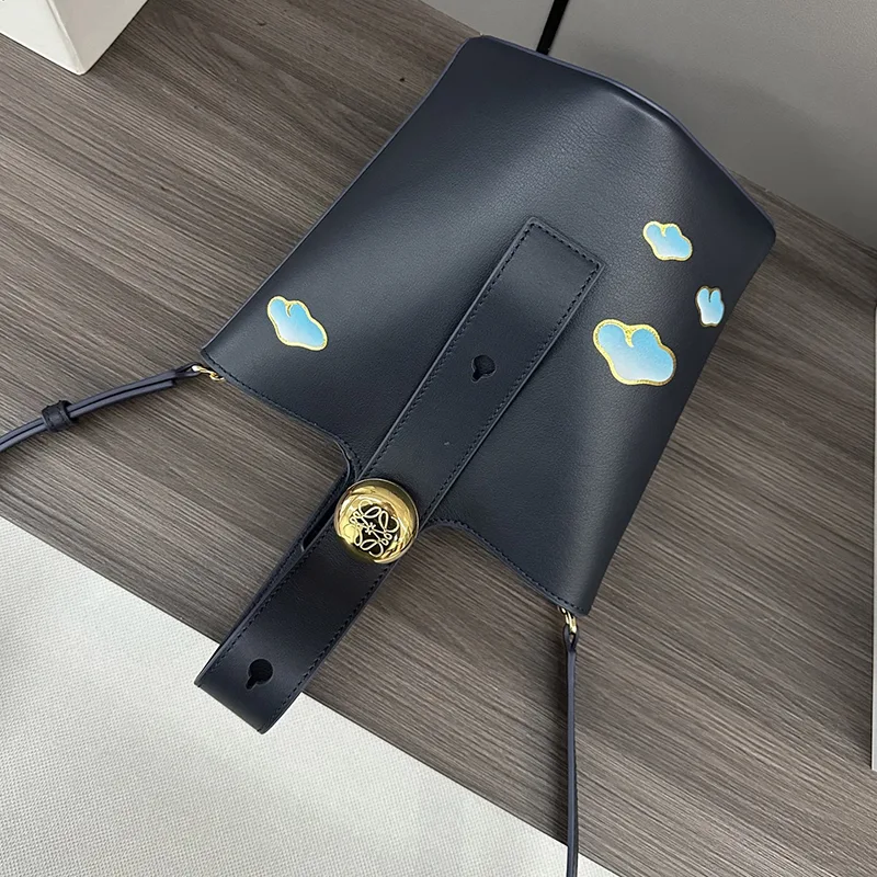 お洒落ロエベ ペブル バケットバッグ スーパーコピー ミニ ナパカーフ loe26895