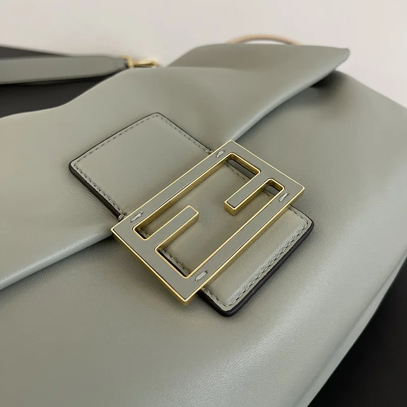 確保済み フェンディ コピー Mamma Baguette ミディアム ナッパレザー バッグ feu57953