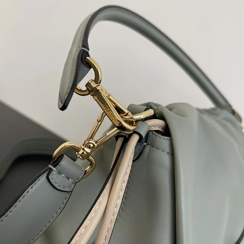 確保済み フェンディ コピー Mamma Baguette ミディアム ナッパレザー バッグ feu57953