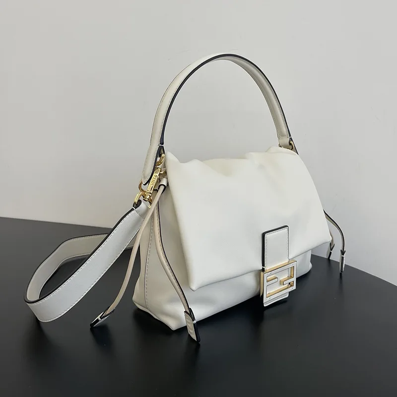 確保済み フェンディ n級品 Mamma Baguette ミディアム ナッパレザー バッグ fem56097