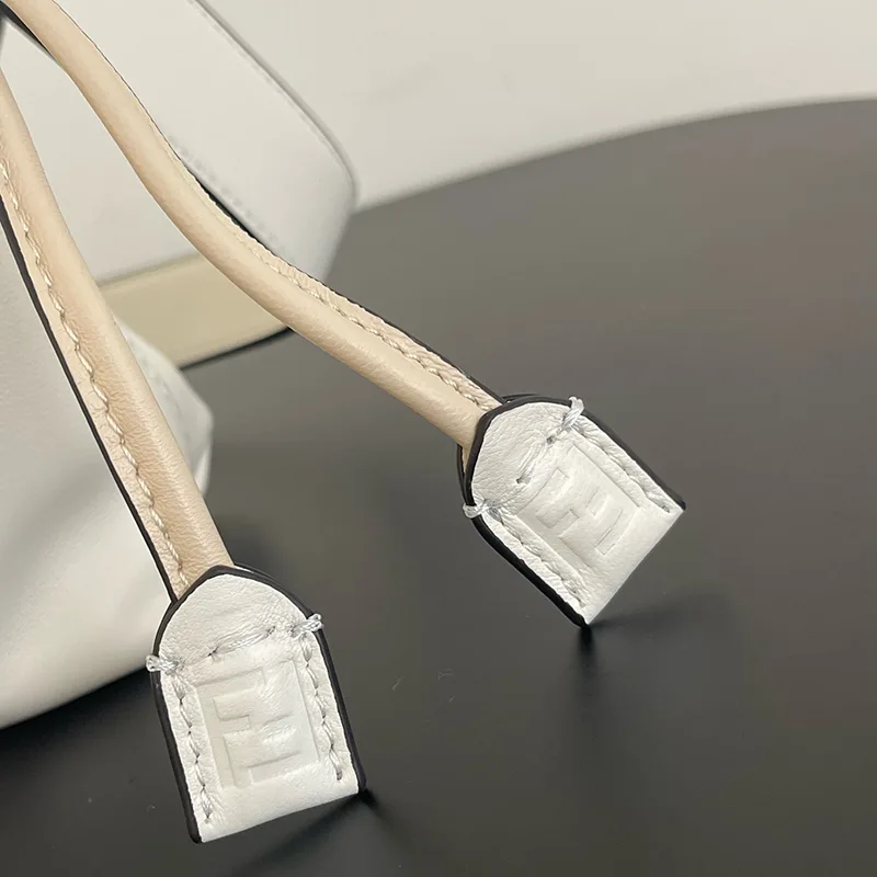確保済み フェンディ n級品 Mamma Baguette ミディアム ナッパレザー バッグ fem56097