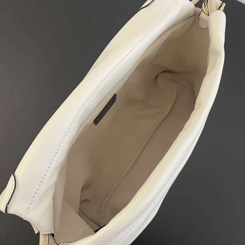 確保済み フェンディ n級品 Mamma Baguette ミディアム ナッパレザー バッグ fem56097