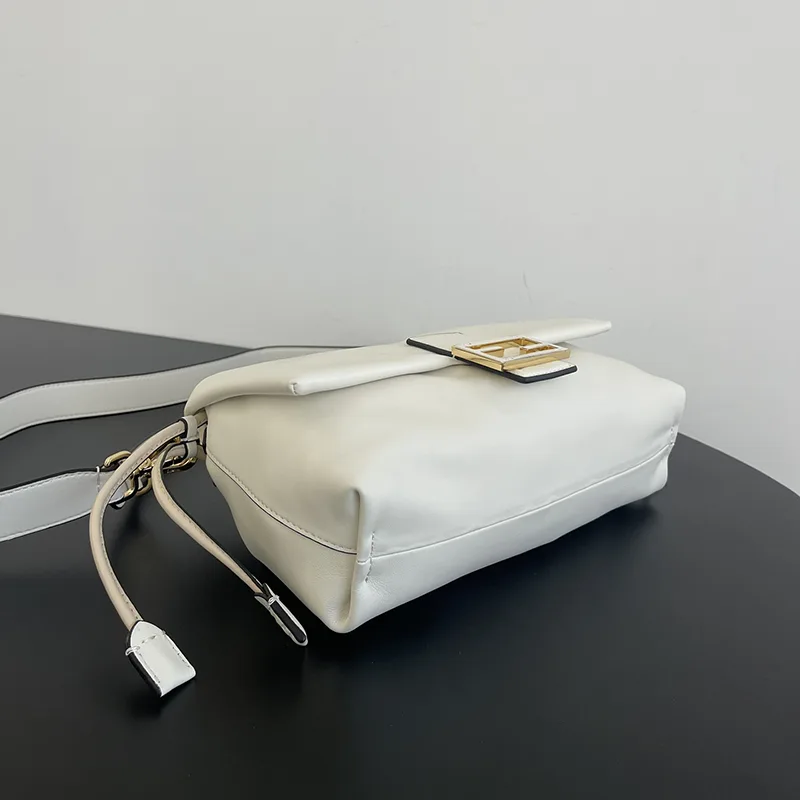 確保済み フェンディ n級品 Mamma Baguette ミディアム ナッパレザー バッグ fem56097