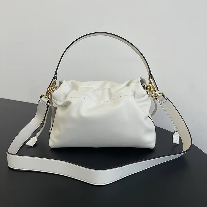 確保済み フェンディ n級品 Mamma Baguette ミディアム ナッパレザー バッグ fem56097