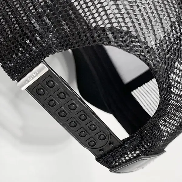 《大人気》アミリ スーパーコピー Zig Zag ロゴ トラッカーキャップ ブラック amu64858