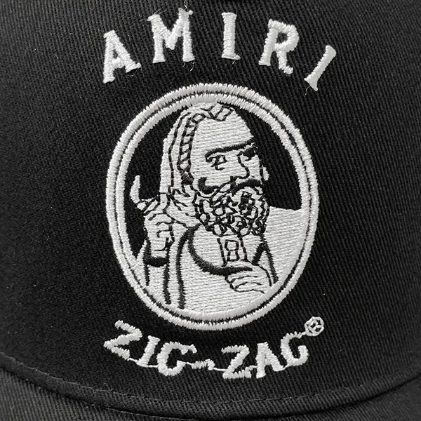《大人気》アミリ スーパーコピー Zig Zag ロゴ トラッカーキャップ ブラック amu64858