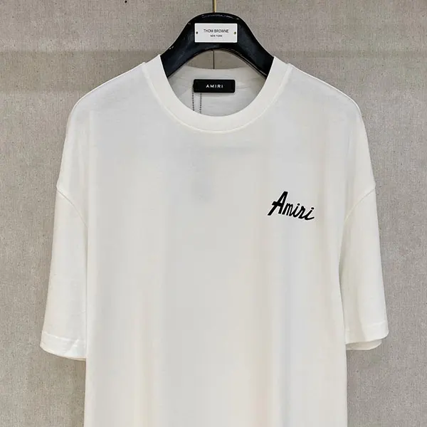人気 アミリ ロゴプリントクルーネックTシャツ メンズ AMJYTE1146