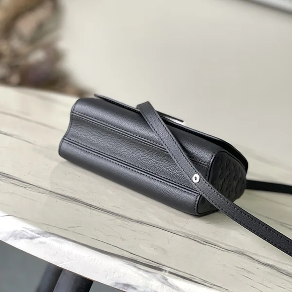 定番ルイヴィトン パチモン LV ツイスト チェーン付ショルダーバッグ ホワイト M1434