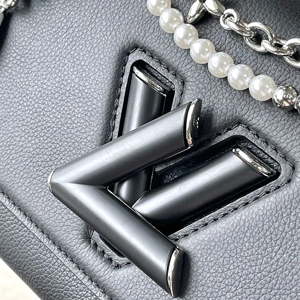 定番ルイヴィトン パチモン LV ツイスト チェーン付ショルダーバッグ ホワイト M1434
