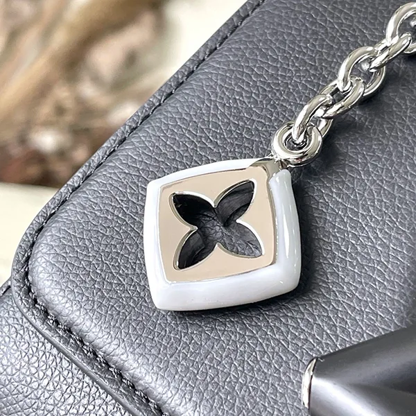 定番ルイヴィトン パチモン LV ツイスト チェーン付ショルダーバッグ ホワイト M1434