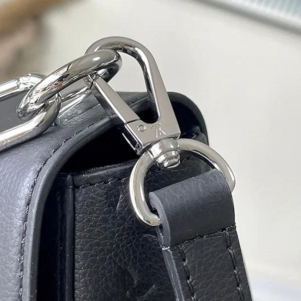 定番ルイヴィトン パチモン LV ツイスト チェーン付ショルダーバッグ ホワイト M1434
