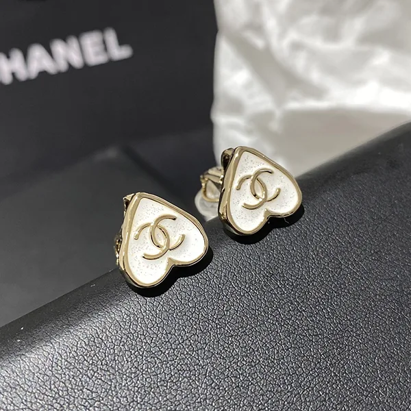 ☆超人気☆【CCロゴ☆ハート☆ゴールドx白☆上品】★シャネル ピアス 偽物 ABF315
