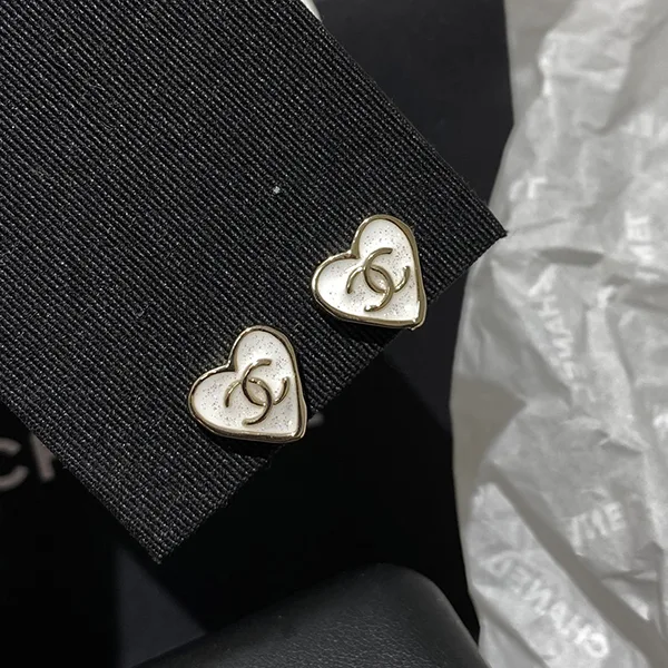 ☆超人気☆【CCロゴ☆ハート☆ゴールドx白☆上品】★シャネル ピアス 偽物 ABF315